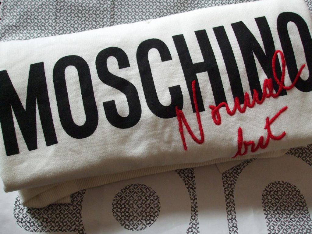 dettaglio felpa moschino